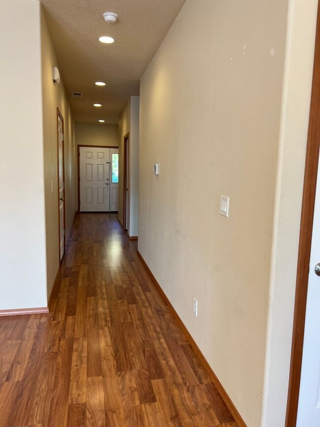 Building Photo - 417 SW Pemberly Loop