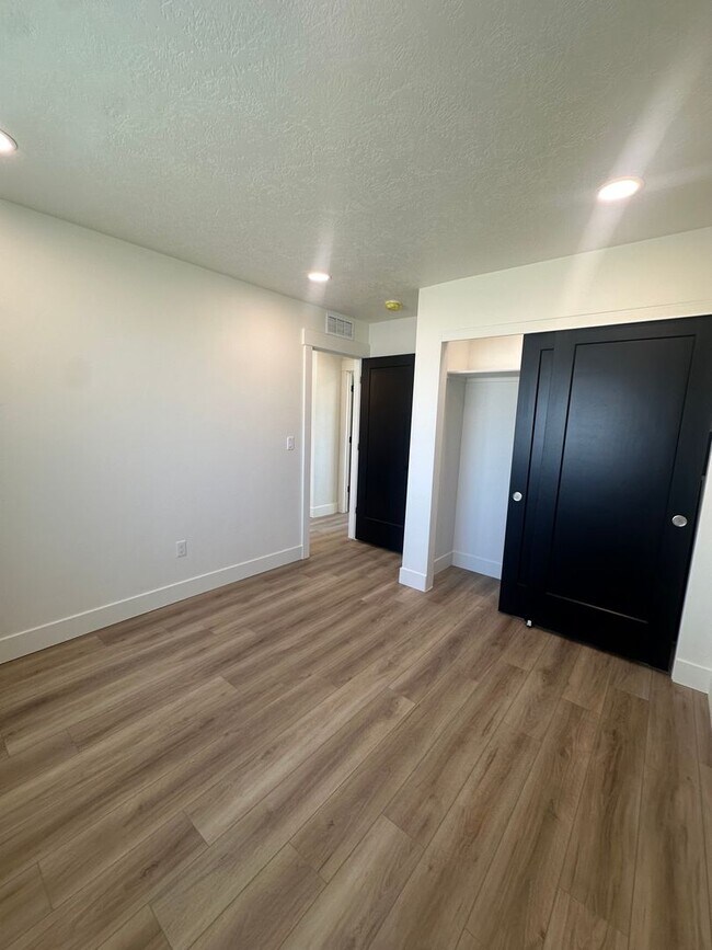 Building Photo - 2 bed, 1 Bath, 1 Car Garage, - Modern Insi...