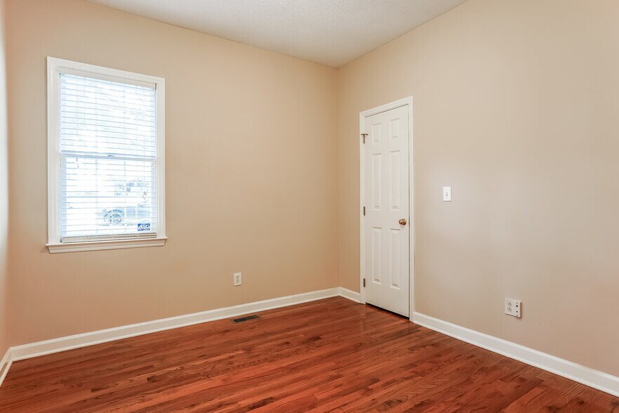 Building Photo - 4900 Royal Troon Dr