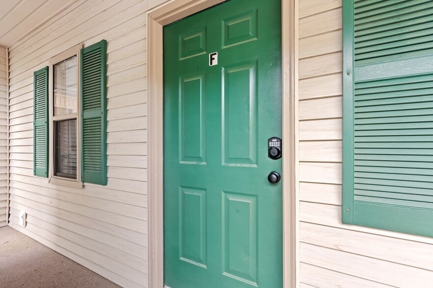 Building Photo - 412 Pinehurst Ln