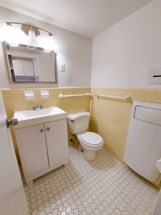 Building Photo - Lovely Studio Apartment in Highly-Sought G...