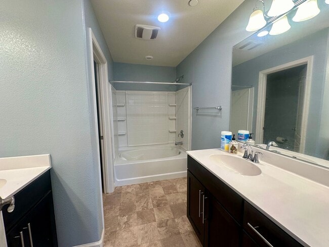 Building Photo - Lovley Blue 3 Bedroom Condo!