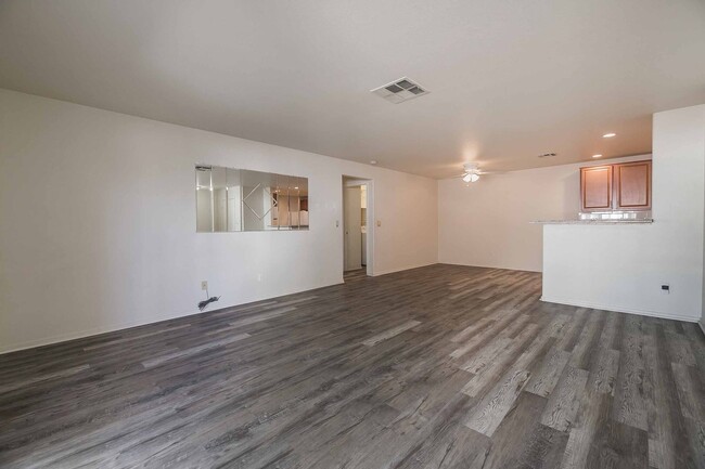 Building Photo - Upgraded & simply beautiful 3 Bedroom Condo!