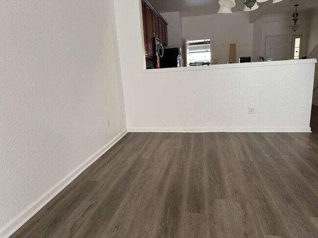 Building Photo - Beautiful 2 bed 2 bath Townhome in Gated Community