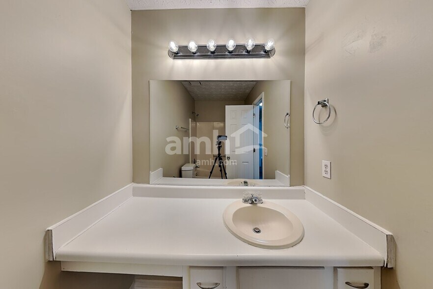 Building Photo - 808 Grindstone Ct SW