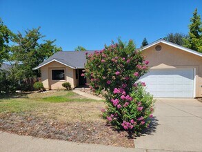 Building Photo - 3 Bedroom House Near Schools and Hiking
