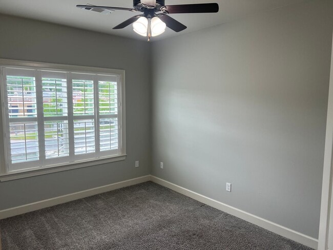 Building Photo - 3 Bed 2.5 Bath Townhome