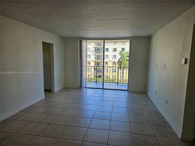 Building Photo - 9320 Fontainebleau Blvd