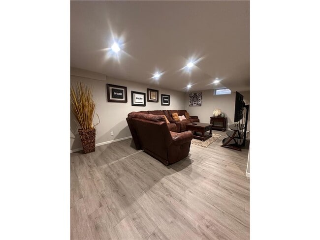 Building Photo - 629 E 67th St