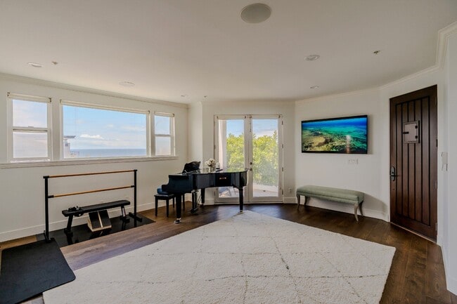 Building Photo - 300 19th St