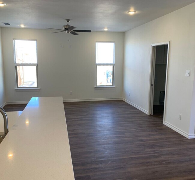 Building Photo - Brand new open concept quartz countertops