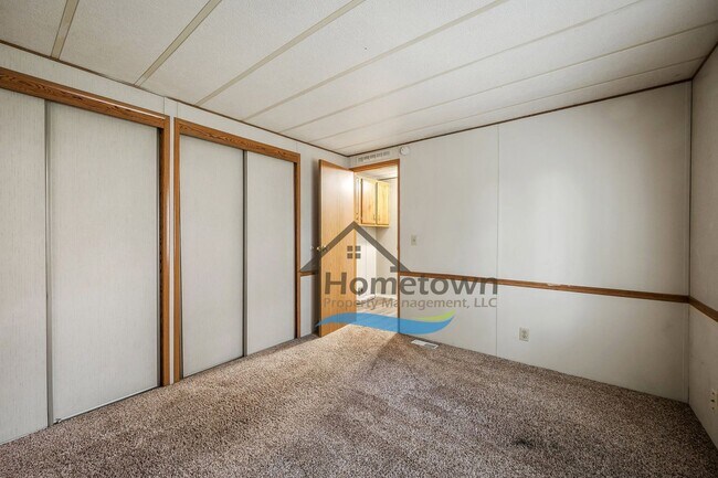 Building Photo - 2 Bedroom 1 Bath Home with Off-Street Park...