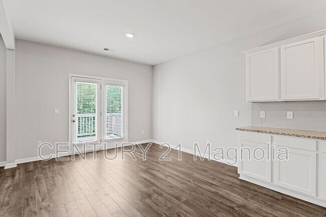 Building Photo - 552 Post Oak Ln