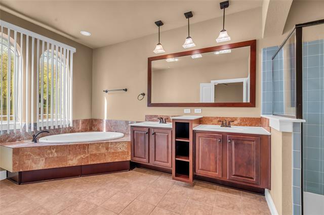 Building Photo - 932 Brook Forest Ln