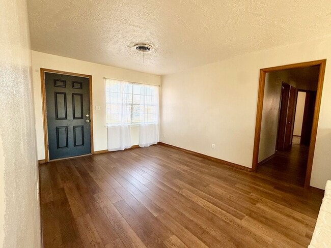 Building Photo - Close to Everything!