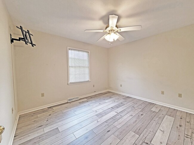 Building Photo - 330 Jones Ln
