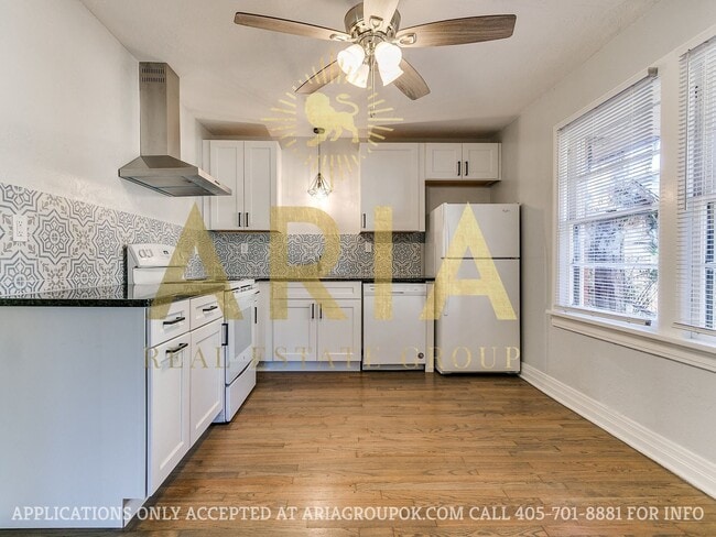 Building Photo - COMING SOON! 2 Bed/2 Bath Duplex Super Clo...