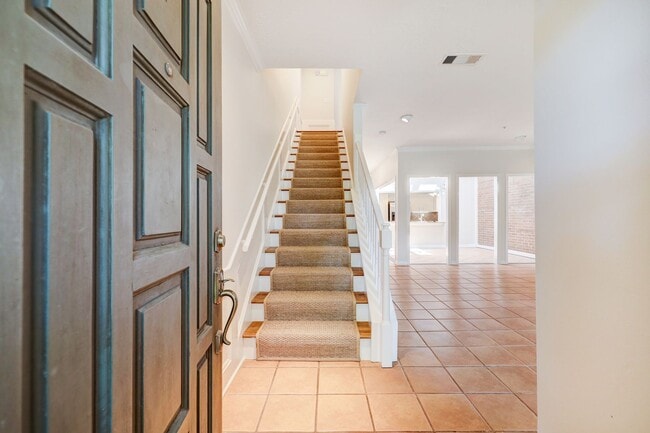 Building Photo - Large Townhome in River Oaks