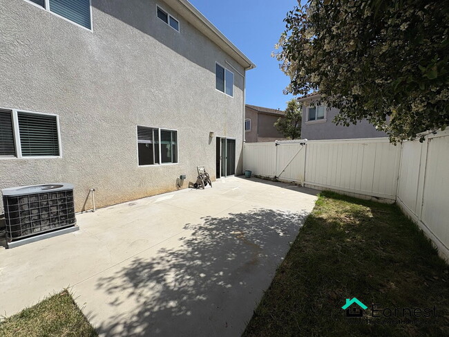 Building Photo - Bright & Stylish 4BR Townhouse with Privat...