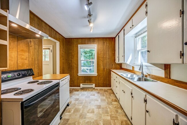 Building Photo - Charming 1-Bedroom Cottage Near Hood Canal...