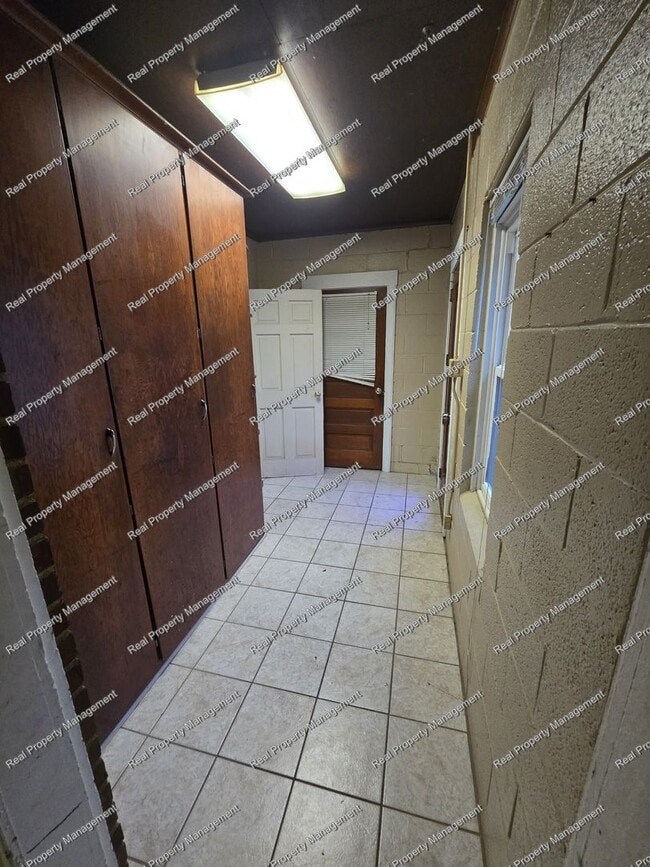 Building Photo - 2 Bedroom Duplex W/ Basement & Garage