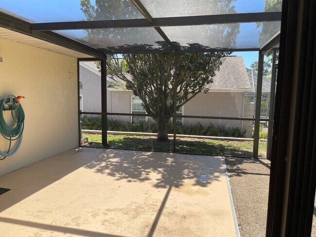 Building Photo - Adorable 2 bedroom 2 bath pool home in Seven Hills