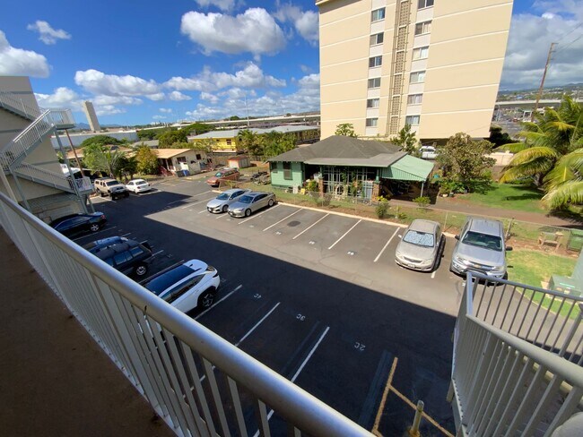 Building Photo - CONVENIENTLY LOCATED, TOP FLOOR UNIT IN PE...
