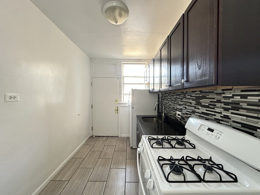 Building Photo - 5662 N Ridge Ave