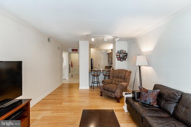 Primary Photo - 616 E St NW