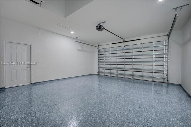 Building Photo - 872 Spaulding St E