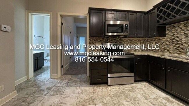 Building Photo - This Townhome Has Something for Everyone