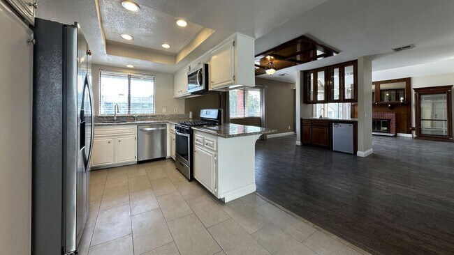 Building Photo - Custom Built 5 Bedroom 3 Bathroom Home in ...