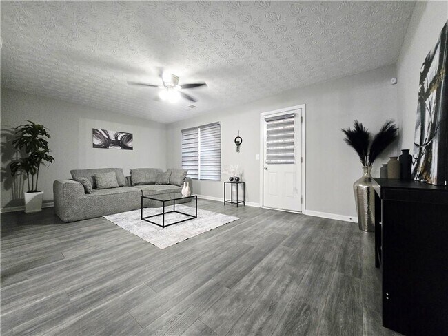 Building Photo - 2430 Piering Dr