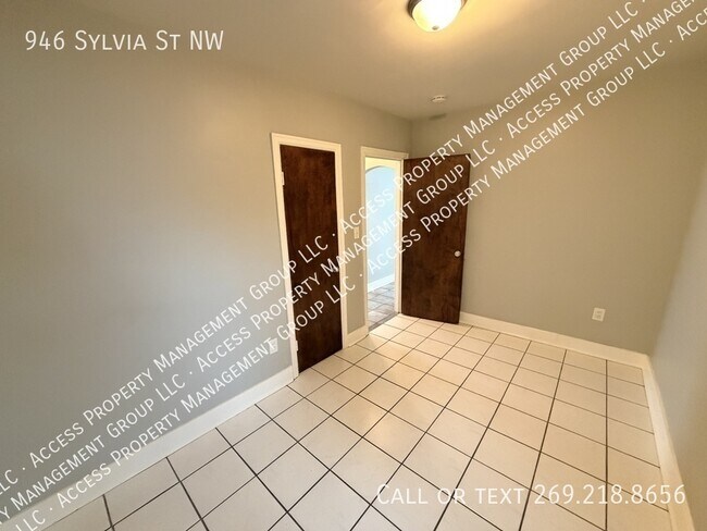 Building Photo - 946 Sylvia St NW