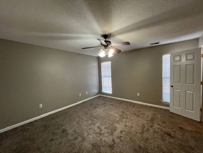 Building Photo - Renovated 3 Bedroom 2 Bath Home for Rent with 2 Car Garage!