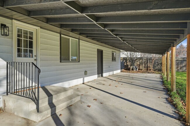 Building Photo - 14516 E Mallon Ave