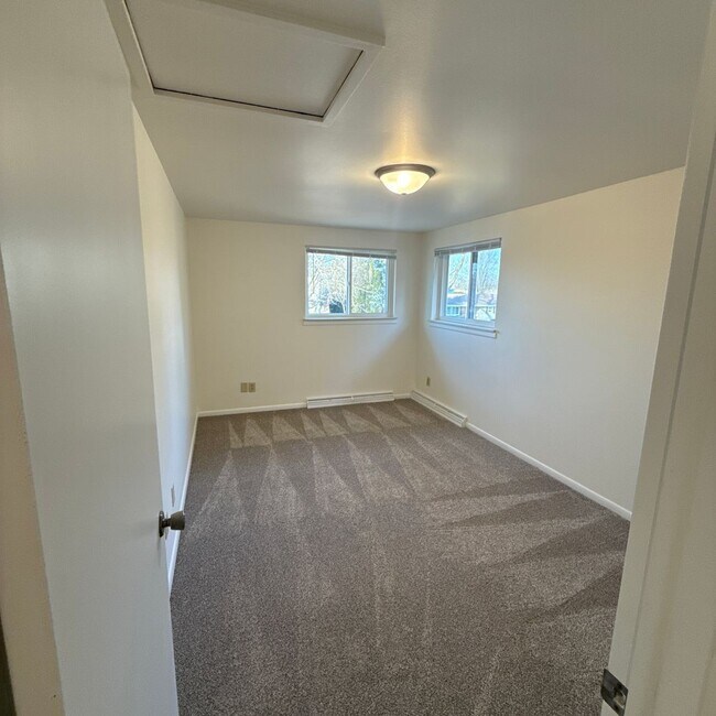 Building Photo - 2239-2239 N Thompson Rd