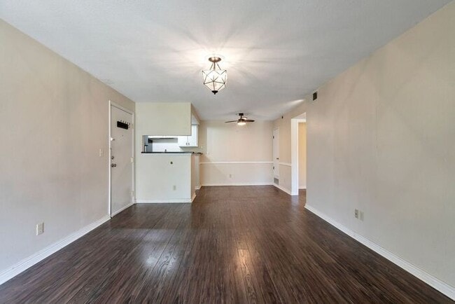 Building Photo - 1BR Condo • Fireplace • Balcony in Aurora