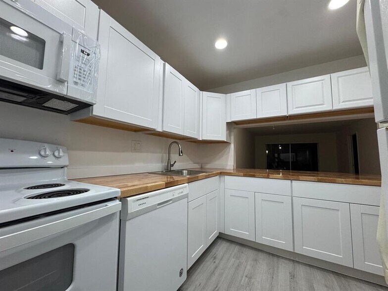 Building Photo - 8051 Colony Cir S