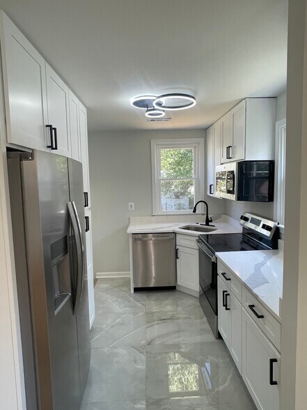 Kitchen - 2502 Linwood Rd