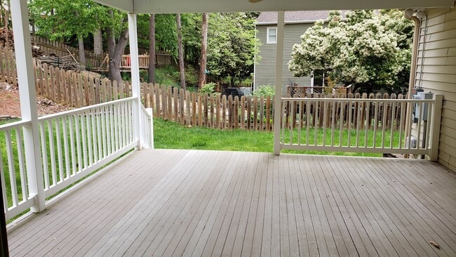 Building Photo - 1542 Surry Hill Ct
