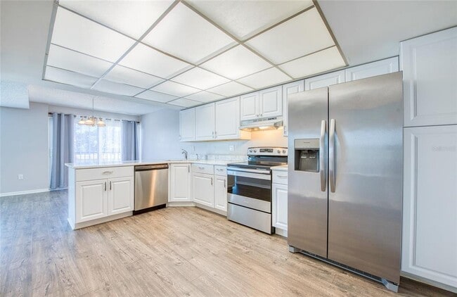 Building Photo - 225 Country Club Dr