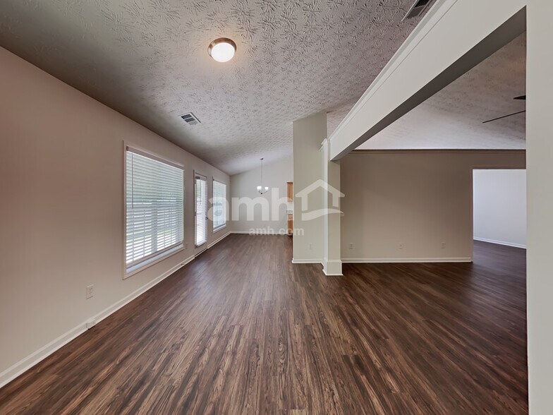 Building Photo - 3120 Victoria Park Dr NE