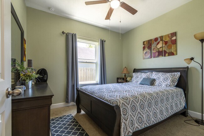 Building Photo - Spacious 3BR/2BA Home with Open Layout, Is...