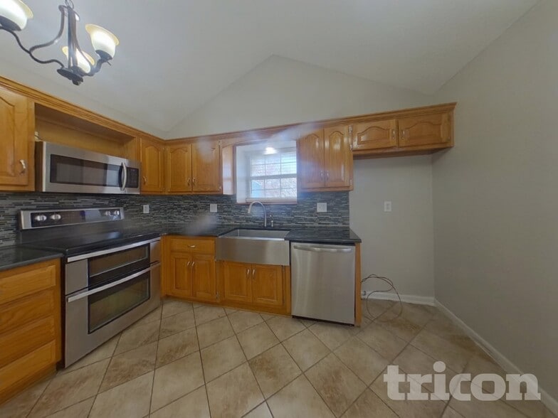 Building Photo - 1304 Circle