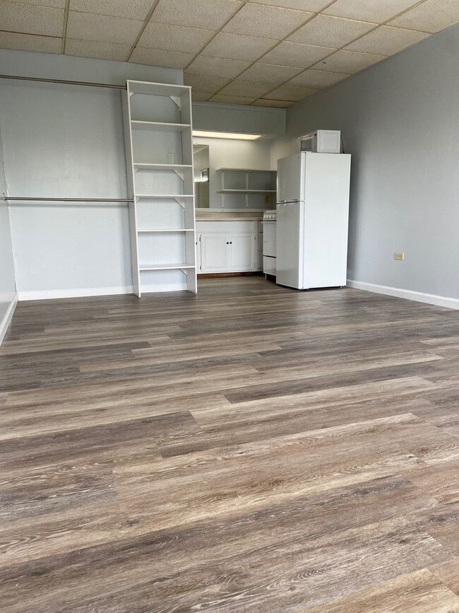 Building Photo - Studio Apartment in Hollister