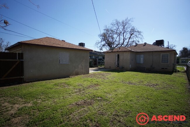 Building Photo - Cute Home Close to Downtown Bakersfield!