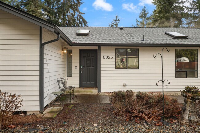 Building Photo - Move in ready, 3 bedroom rambler - Olympia School District