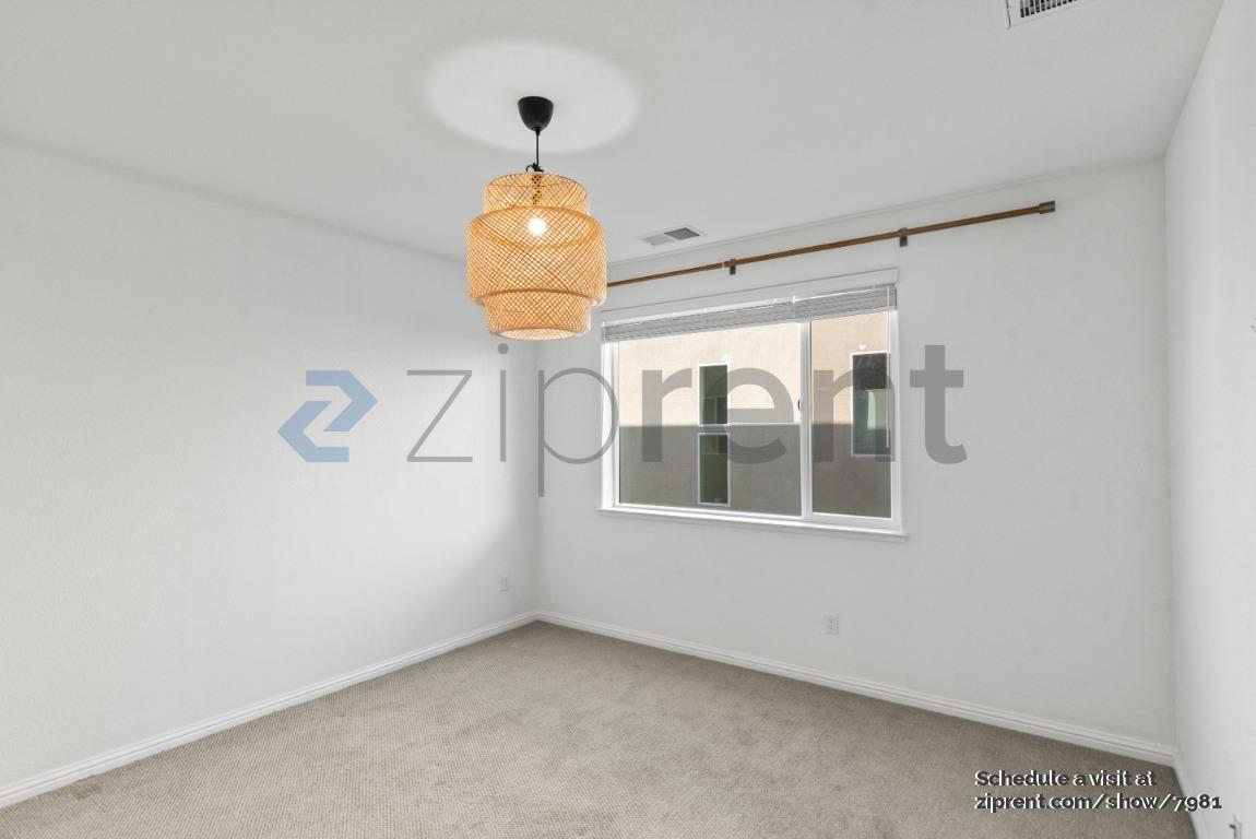 Building Photo - Unit