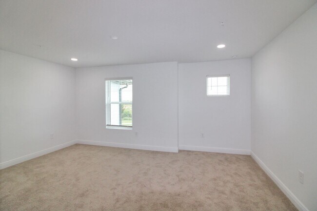 Building Photo - Palmera at Wellen Park Annual Townhouse for Rent